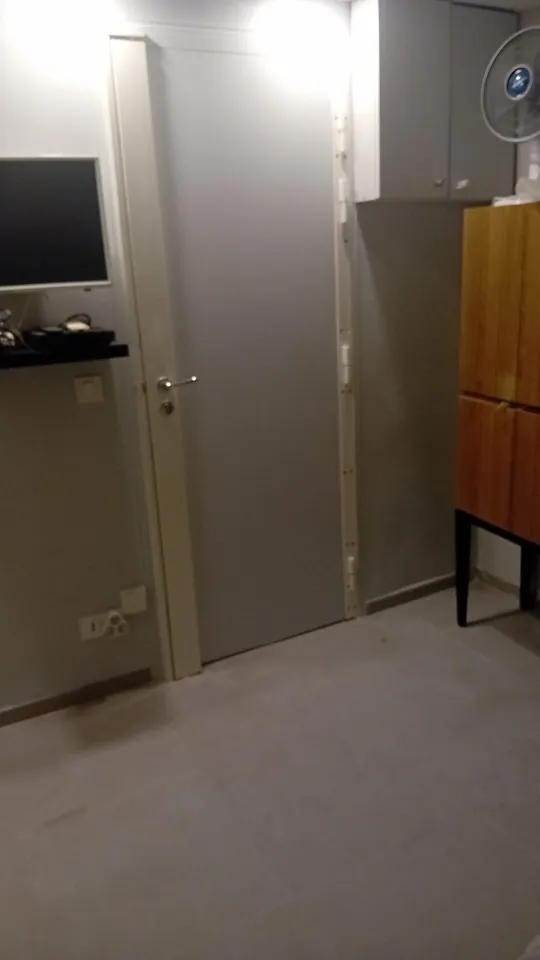 Porte blindée avec cornière anti-pince installée dans un studio parisien
