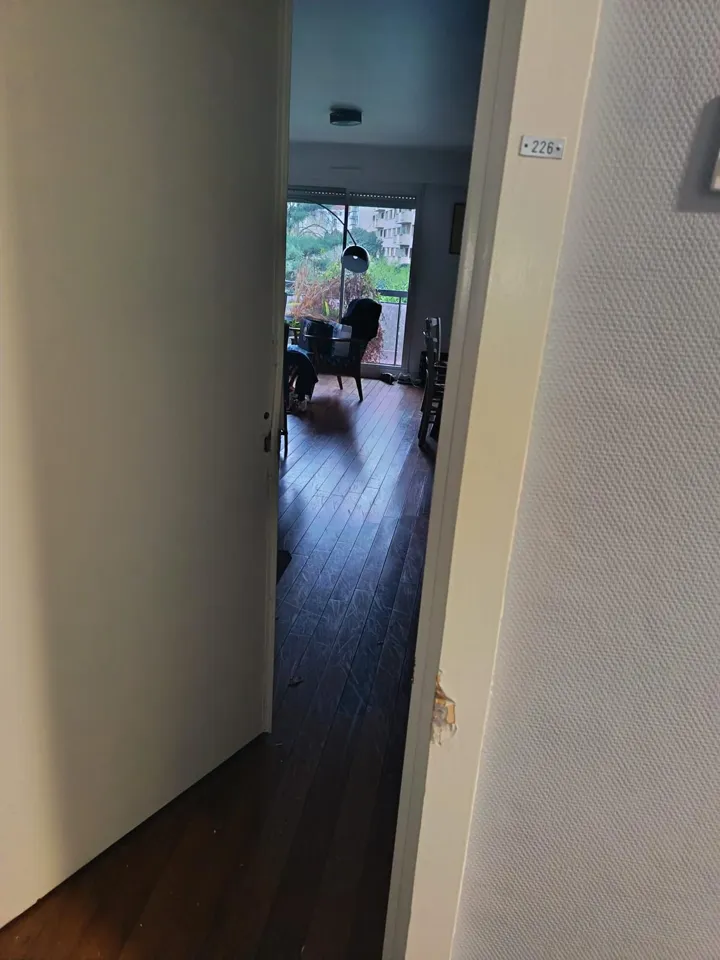 Porte d’appartement ouverte avec chambranle à peine marqué après ouverture fine par un serrurier